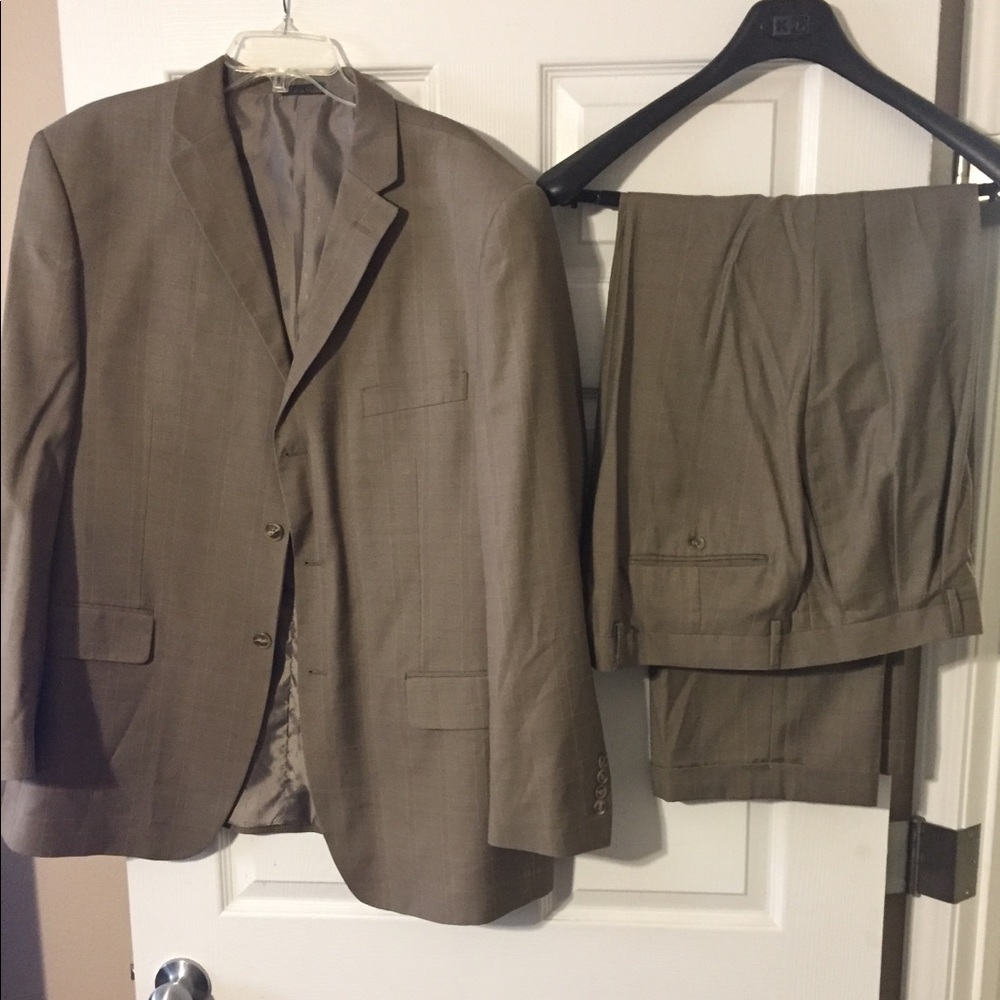 Mens suit 46R. Comes with jacket and pants. Tan.